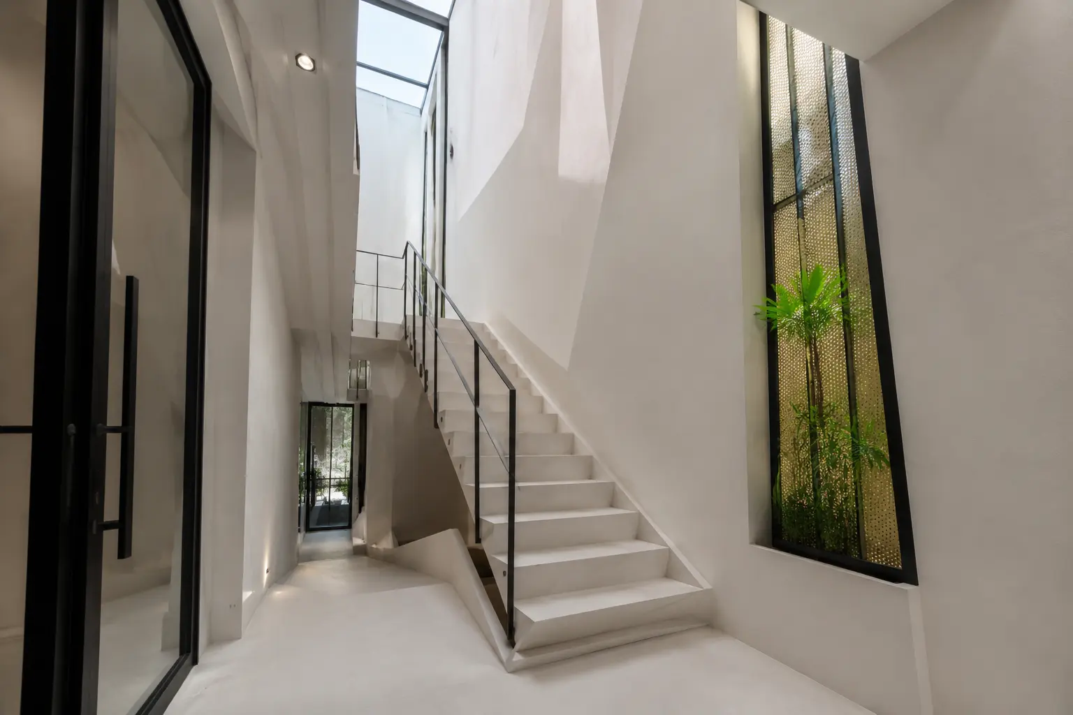 Nhà Mặt Đứng Gấp 360 — Phòng khách — Home6D