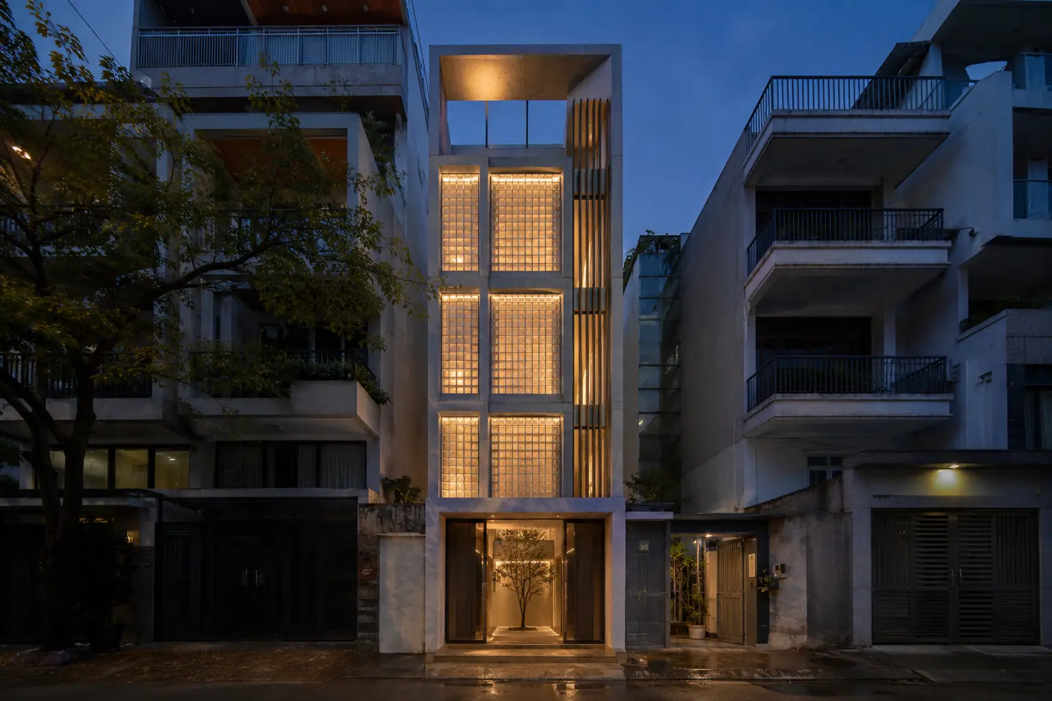 Lightwell Townhouse 300 — Góc nhìn ban đêm — Home6D