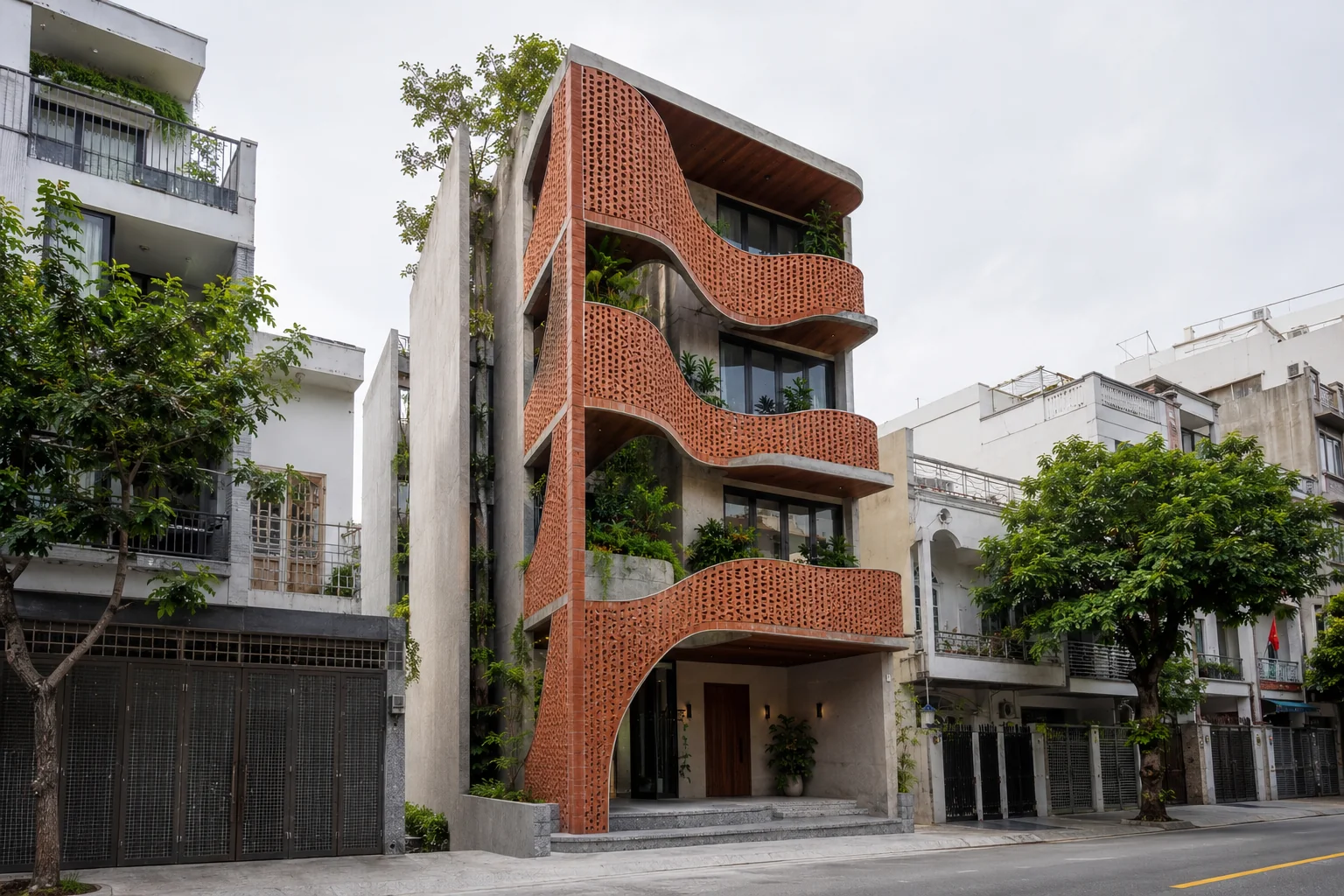 Nhà Phố Dải Lụa 390 — Mặt đứng bên và bối cảnh đô thị — Home6D