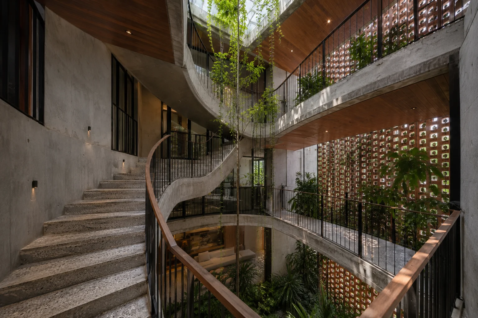 Nhà Phố Dải Lụa 390 — Cầu thang cong quanh khoảng rỗng — Home6D