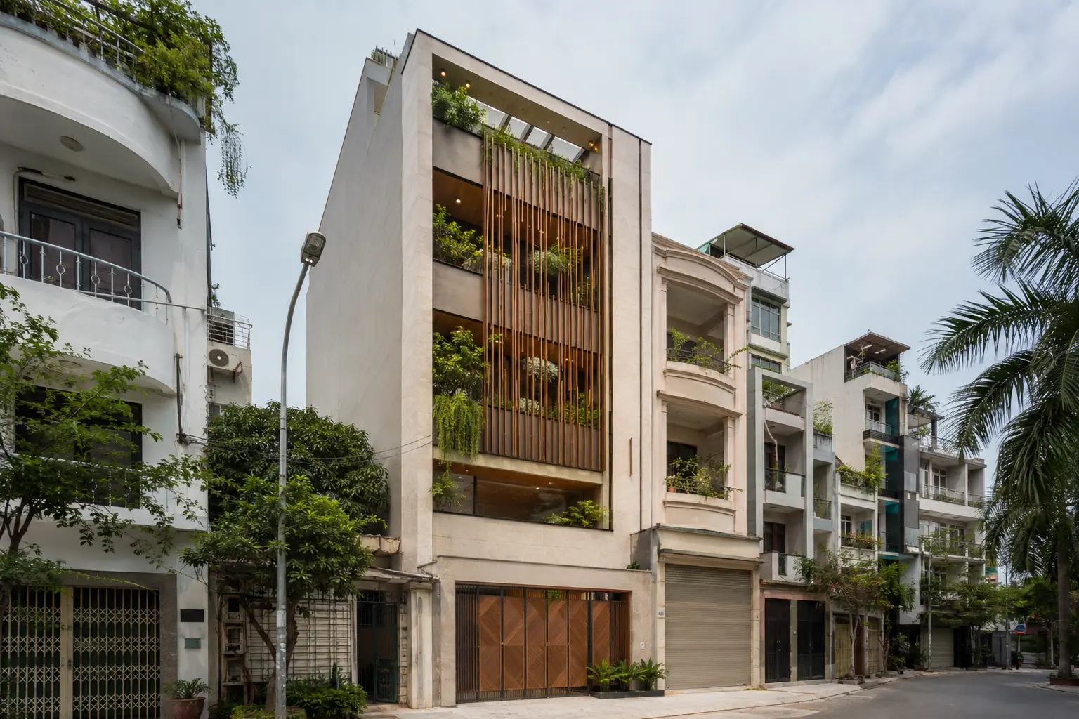 Vertical Courtyard Home 410 — Mặt tiền đô thị — Home6D