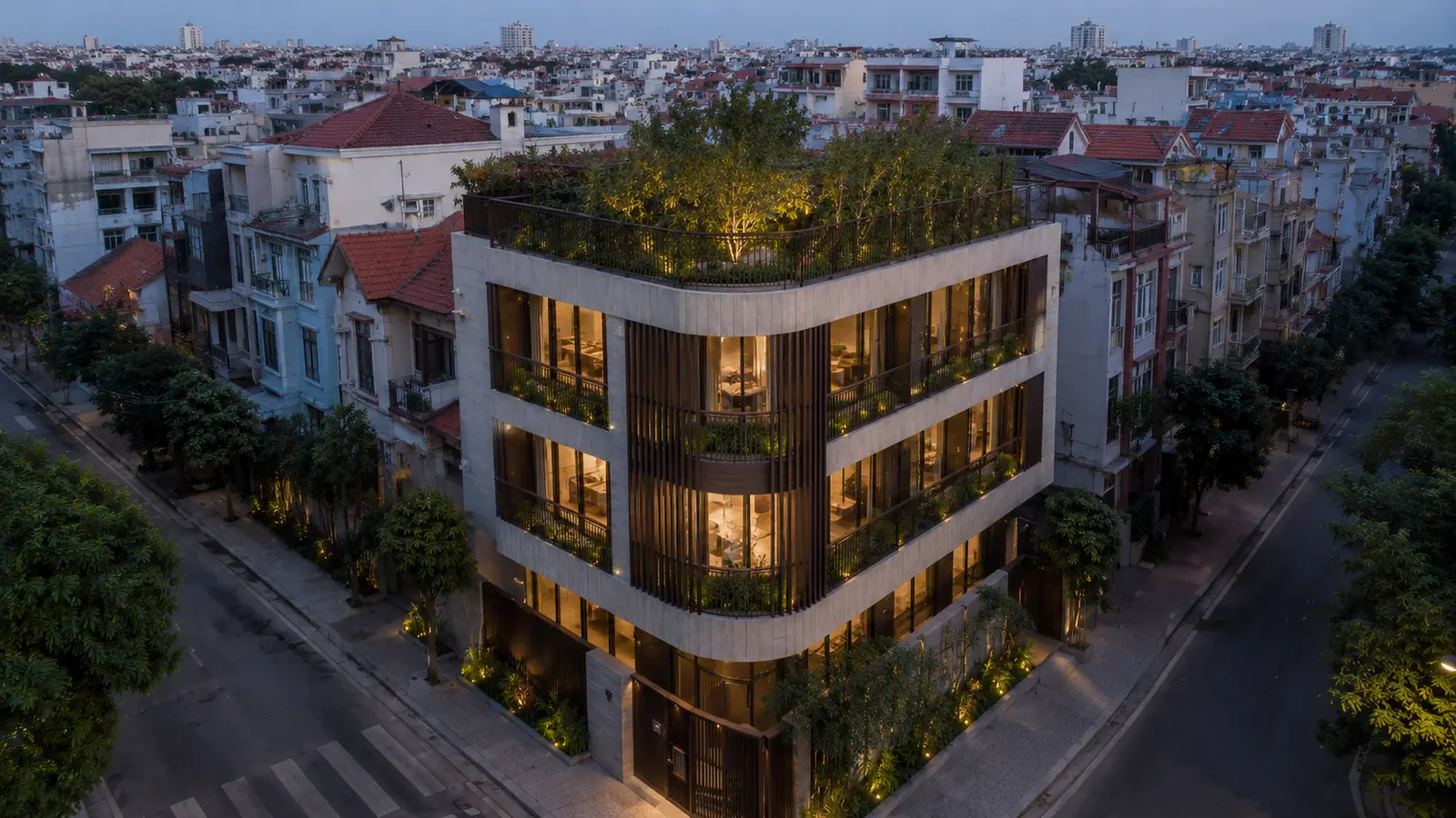 Nhà Phố Hai Mặt Tiền 420 — Sân mái nhìn xuống khu phố — Home6D