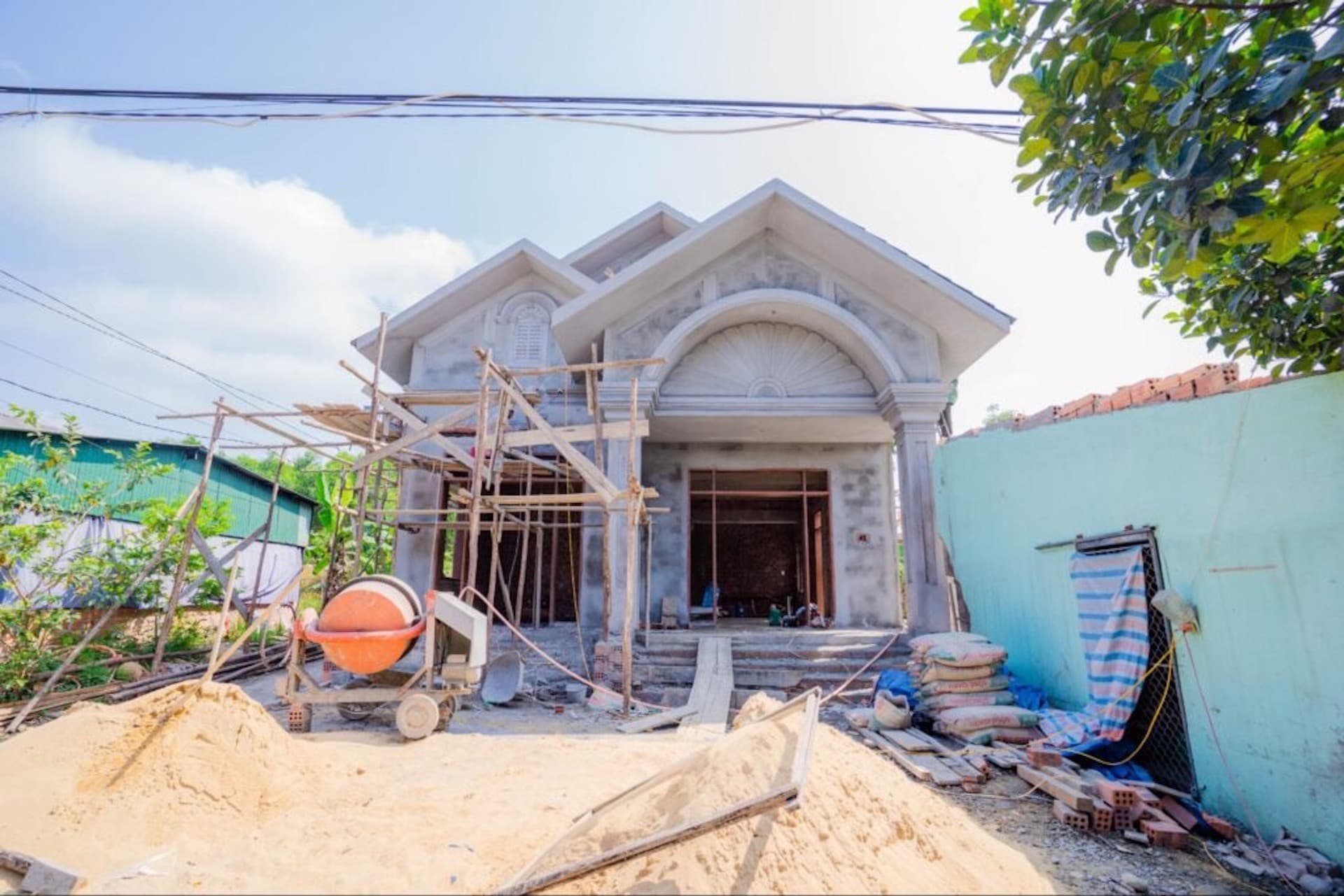Tuổi Nhâm Tuất xây nhà năm 2025 vào tháng nào là tốt nhất?